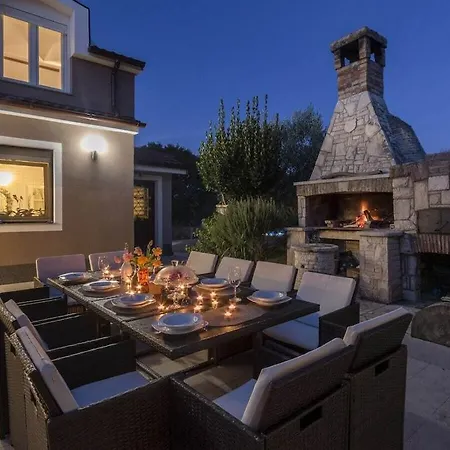 Vila In With Swimming Pool