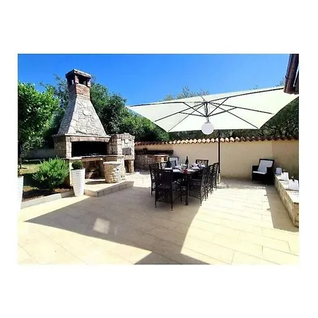 Villa In Pula With Swimming Pool Pola