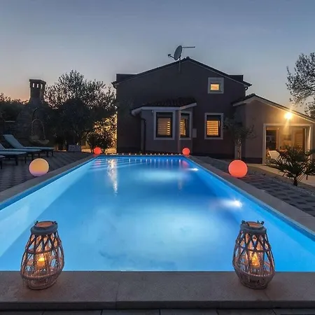 Villa In Pula With Swimming Pool Pola