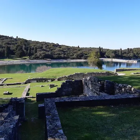 In Pula With Swimming Pool Pola