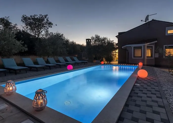 Villa In Pula With Swimming Pool *