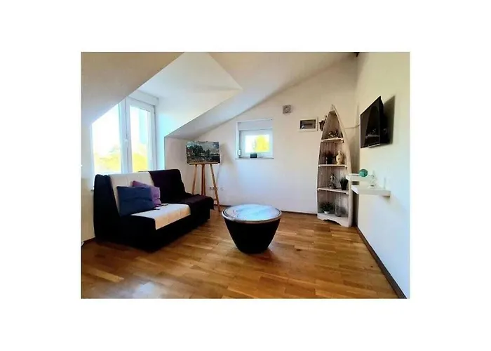 Villa In Pula With Swimming Pool *