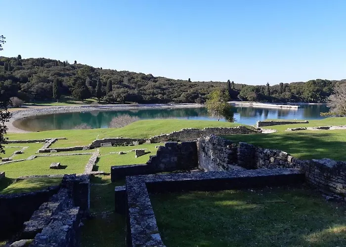 In Pula With Swimming Pool Pola