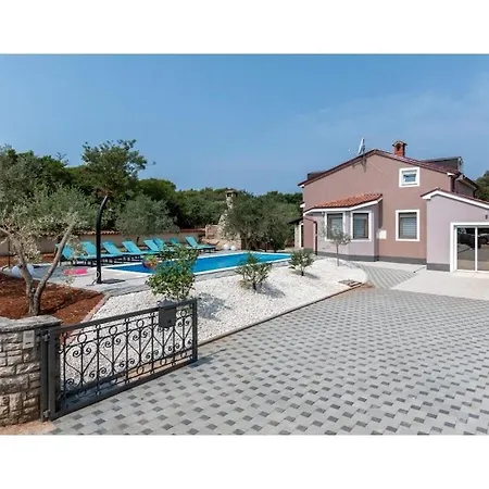 In With Swimming Pool Willa Pula