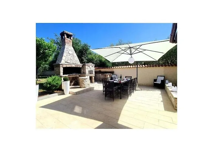 Willa In With Swimming Pool Pula