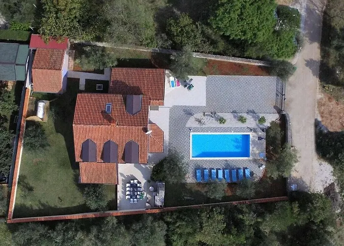 In With Swimming Pool Willa Pula